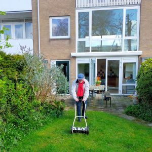 11 april 2023. Grasmaaien bij het nieuwe huis van Tessa & Jeff.