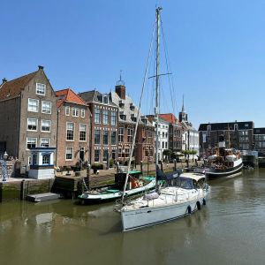 8 juni 2023. Maassluis. De havenmeester/brugwachter maakte een foto van ons vanaf het Kerkeiland.