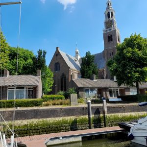 Maassluis. De Groote Kerk achter onze boot op het Kerkeiland.