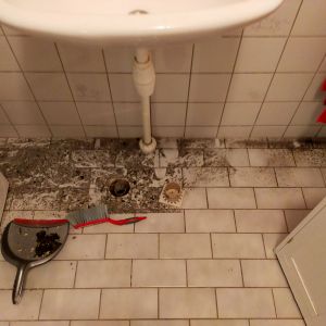 22 augustus 2023. Onze badkamer is deels overstroomd geweest. Al deels opgeruimd Putje was verstopt.