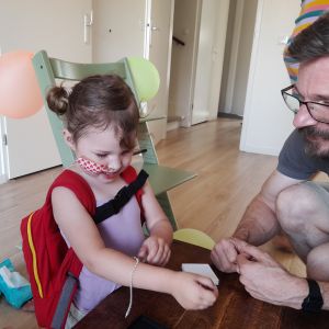 10 september 2023. Nora 3 jaar! Ze is blij met haar cadeautje.