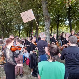 16 september 2023. Musici bij de demonstratie van Extiinction Rebellion stemmen hun instrumenten.