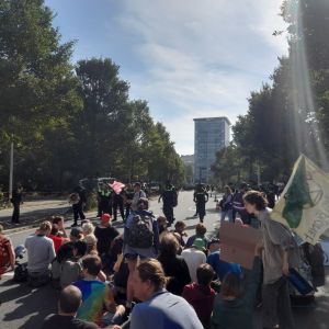 Activisten gaan op het asfalt van de Utrechtsebaan zitten.