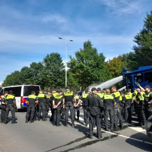 De waterkanonnen gaan in actie.