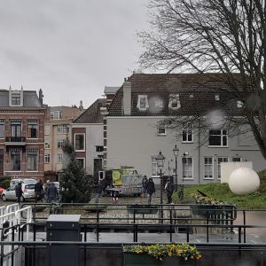 9 december 2023. Leden van KNAKE plaatsen in de stromende regen een kerstboom op de Kriekenmarkt