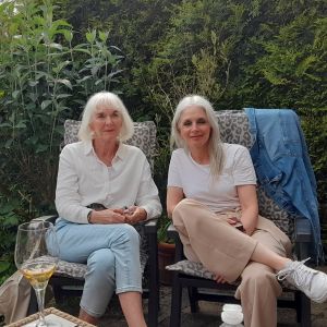 9 mei 2024 Anna en Barbara bij Tessa in de tuin. Vieren van de 12e verjaardag van Vajèn.