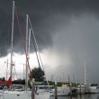 Zwaar onweer boven de haven in Willemstad