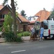 De verhuizing van Oma Steers haar boedel. Cees en Bob bij de bestelauto