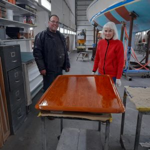 12 maart 2025. Wolter-Jan is begonnen met het lakken van de kajuittafel.