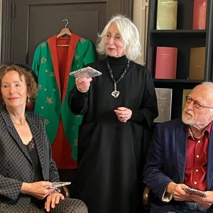 22 maart 2025. Emmy van De Mandarijn sluit de bijeenkomst af met het geven van een boekje.