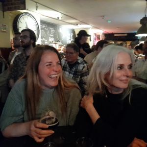11 april 2025. Anna's dochters Tessa (l) en Barbara in Café De Keizer.