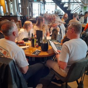 Vlnr. Derrick, achter hem Michel, Nicky, Tessa, Barbara met Alani, Jeff met achter hem Vajèn.