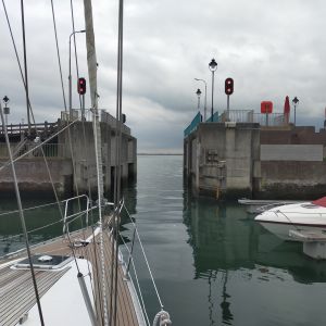 Vlissingen, 30 juli 2025. Het keersluisje staat open en is niet bediend (2 rode lichten).