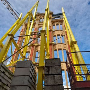 Oostende, 2 augustus 2025. Bizarre nieuwbouw in de Langestraat - maar de oude gevel wordt gespaard.