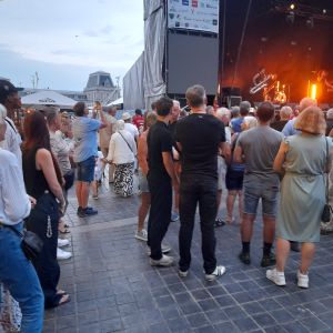 13 augustus 2025. TechnoRock op de Paulusfeesten in Oostende. Links Anna en de familie.