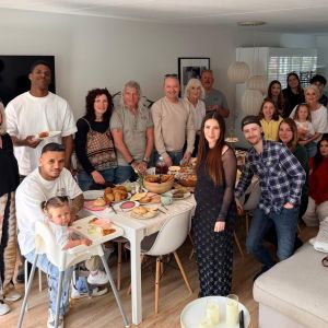 6 april 2026. Paasbrunch bij Barbara thuis.. Anna staat rechts van het midden en ik helemaal rechts.