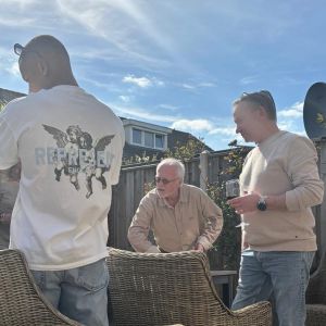 6 april 2026. De kampioen sjoelen. Links op de rug Denzell, rechts Jeffrey (foto Barbara)