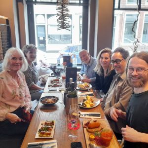 12 april bijn"De Beren' in Gorum. Vlnr. Anna, Marina, hondje Nous, Wiebe, Floor, Jason en 