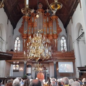Het prachtige Garrels-orgel in Maassluis met twee organisten en een slagwerker (linksboven).