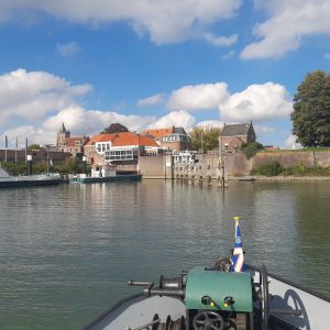 Gorum, 4 oktober 2026. De 'Niets Zonder Gods Zegen' ligt voor het Lingesluisje.