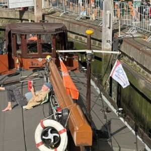 Urenlang in de zon aan dek met een goed boek (foto: Nela van D,)