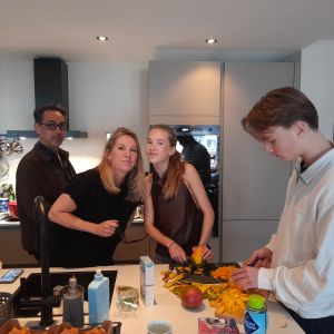 Amsterdam, 20 december 2025.Jason, Floor, Lisa en Thijs bezig ,aken de kerstlunch klaar.