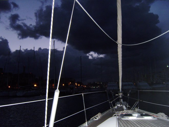 Uit het westen stormen onophoudelijk inktzwarte buienwolken aan