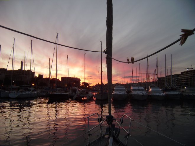 Vanavond kleurt de hemel veelbelovend rood. Vergelijk deze foto eens met die van gisteren, die op dezelfde plaats werd genomen