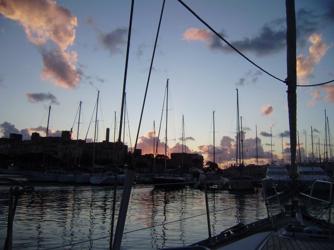 Gisteravond een mooie zonsondergang. Avondrood, mooi weer aan boord, is het gezegde,maar vandaag hebben we weinig zon