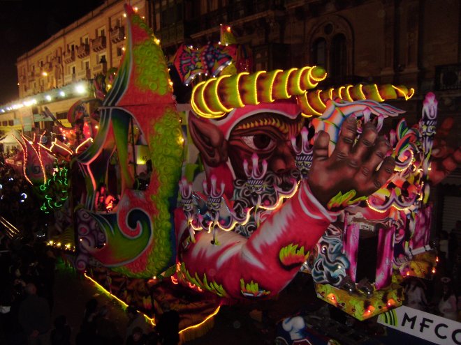 Een praalwagen op het carnaval van Valletta