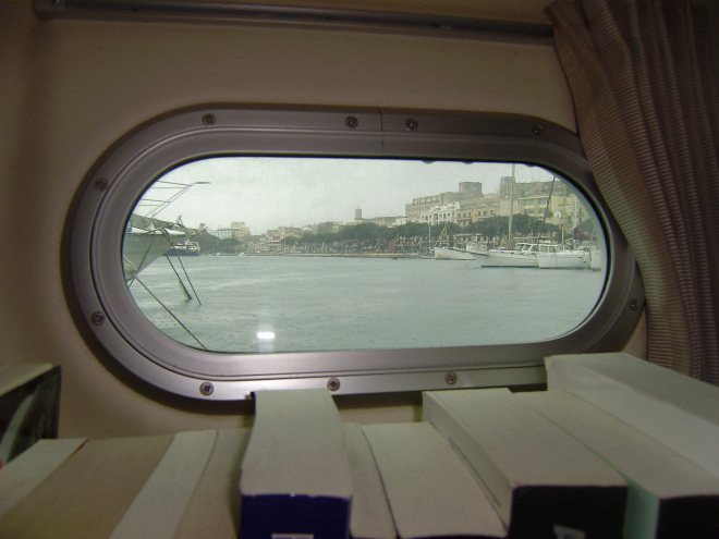 Een blik op een regenactige wereld door het patrijspoortje van de voorhut