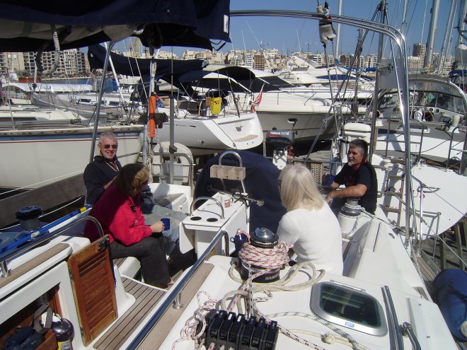 Koffie in de kuip. Vlnr. Fred en Gerda Bol, Ans, Jaap. Rechtsachter staat de Pegasus van Fred & Gerda