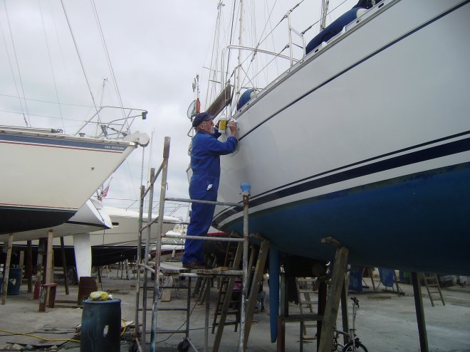 Licht schuren van het onderwaterschip met een vlakschuurmachine