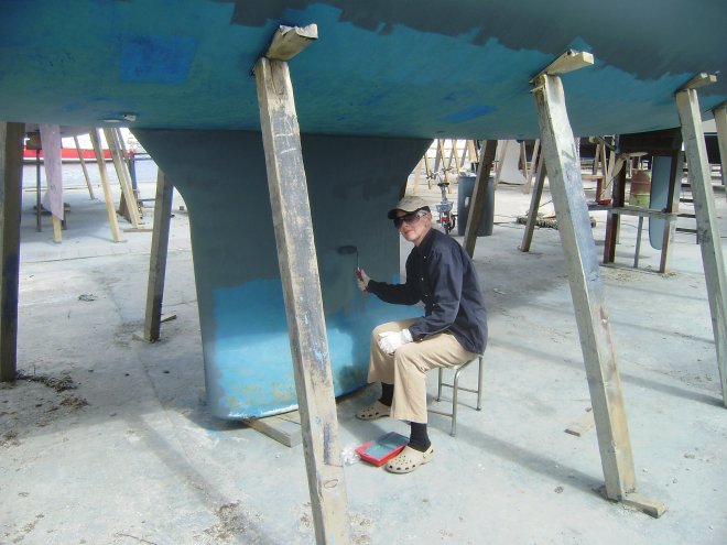 Ans schildert de kiel met aangroeiwerende verf. Daar en langs de waterlijn zie je de nieuwe luchtmachtblauwe kleur