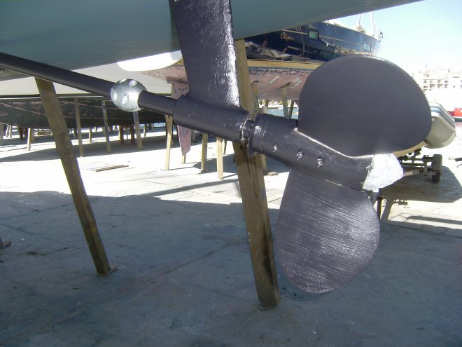 Schroef, mes, scheg en schroefas staan in de zwarte, harde antifouling