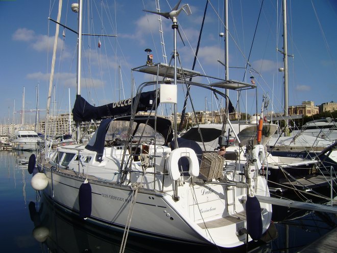 Trots fotografeer ik vanochtend het frame met de nieuwe zonnepanelen. En wie staan er bovenop? De twee kabouters met hun zonnepaneellampjes!