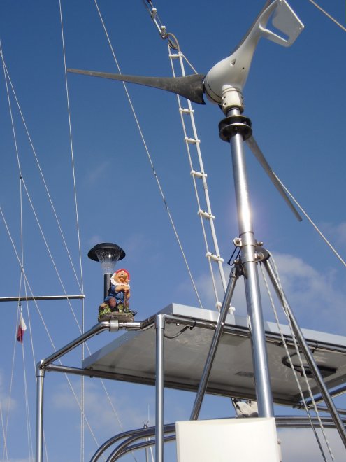 Sommigen geloofden het niet. Maar er staan inderdaad twee tuinkabouters met solar lights aan weerszijden op ons frame met zonnepanelen