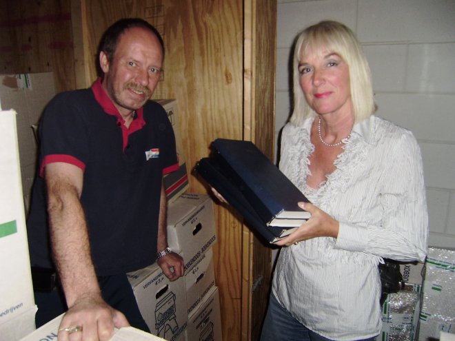 Voor de tweede container in de loods waar onze inboedel is opgeslagen toont Ans toont, geflankeerd door een medewerker, mijn teruggevonden agenda´s uit de jaren 2001 tot en met 2004