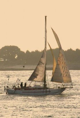 Tanit zeilend in betere tijden voor de Frans-Atlantische kust met de genua vol idealen (foto op http://tanit.over-blog.fr/)