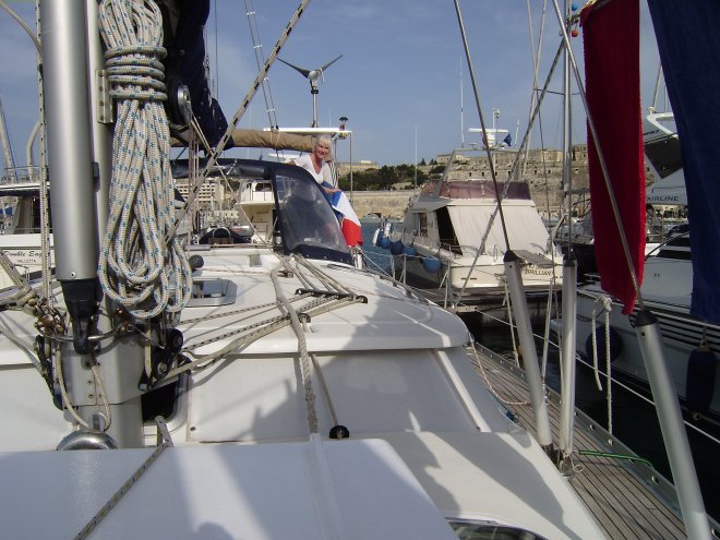 De nieuwe zonbescherming voor de ramen van de kajuit. Ans pakt een nieuwe vaderlandse vlag. Die hijsen we zometeen.