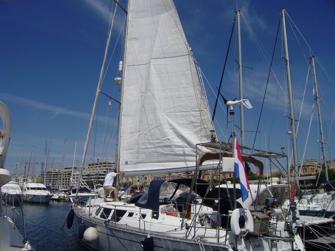 Na een half jaar hijsen we vlot het grootzeil omhoog