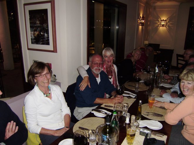 Het afscheidsdiner in Guzé. Natuurlijk kon niet iedereen op de foto want we waren met dertien