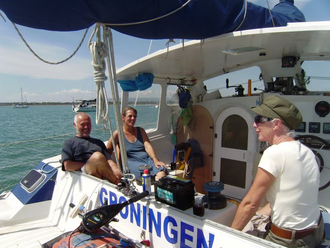 Vanmorgen op de koffie bij Nanning en Mranda. Boven Nannings hoofd zie je Dulce voor anker liggen