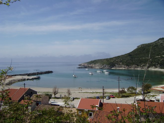 Nisos Othonoi, Órmos Ammou. De meest rechtse boot beneden is Dulce