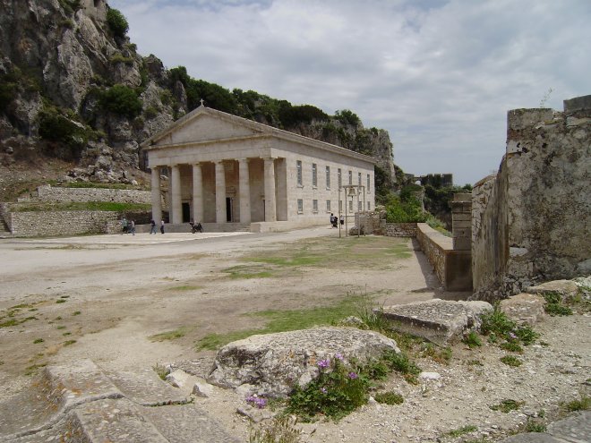 Korfu Stad. De Church of Saint George in the Old Fortress, gebouwd door de Britten in 1840 als Anglicaanse kerk, een paar jaar later door de Grieken gewijd als orthodoxe kerk