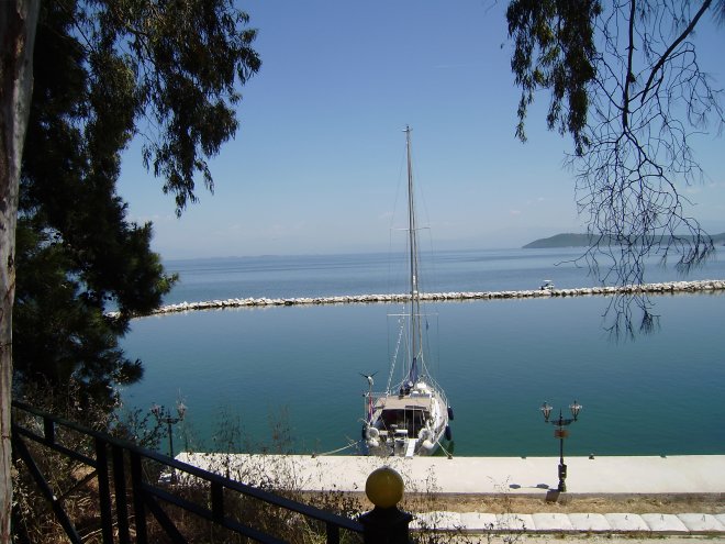 Dulce afgemeerd in het stille haventje van Vónitsa aan de zuidkant van de binnenzee van Amvrakia