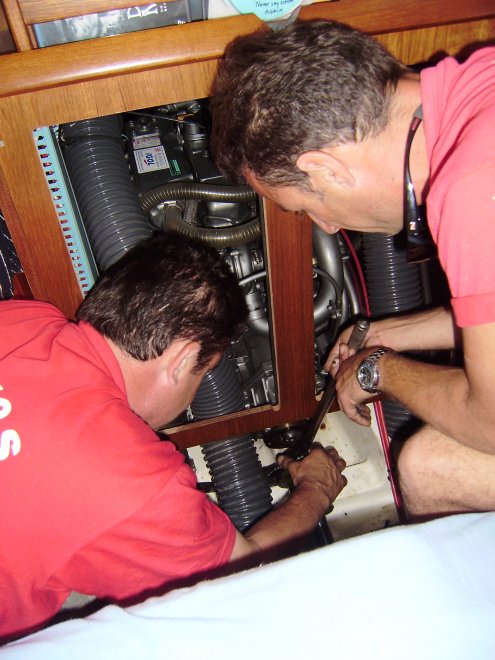 Sákis (l) en Tákis bezig met de vervanging van de schroefasafdichting