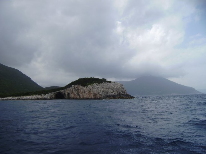 Veel tegenwind bij Kaap Melissa. De bergtoppen van Ithaka zijn verborgen in de wolken