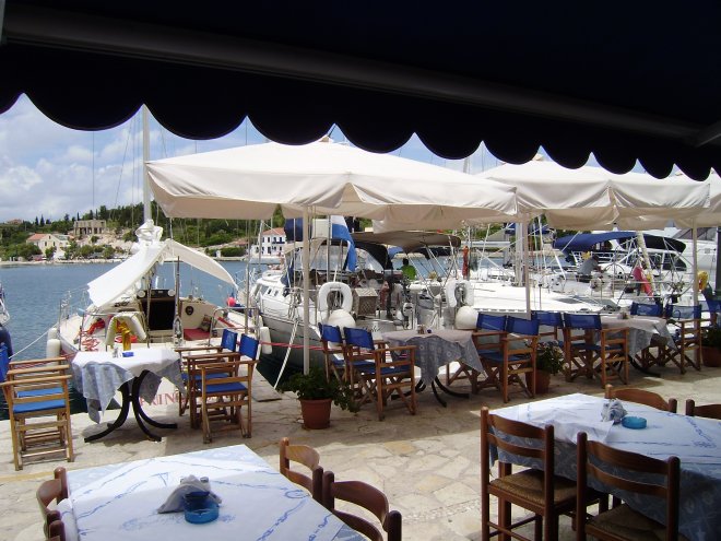 Aan het terras van de Captains´ Cabin ligt onze Dulce afgemeerd. Hier aten we gisteravond en mogelijk vanavond weer