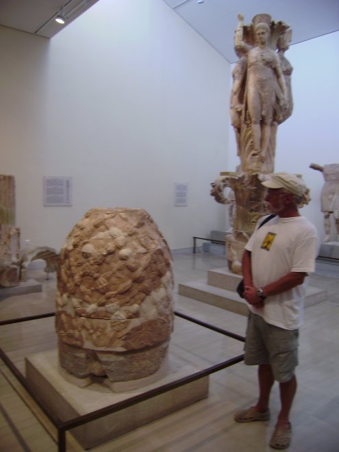 De eigenlijk clandestiene en onscherpe foto, waarop ik naast de Omphalos sta in het Museum van Delphi